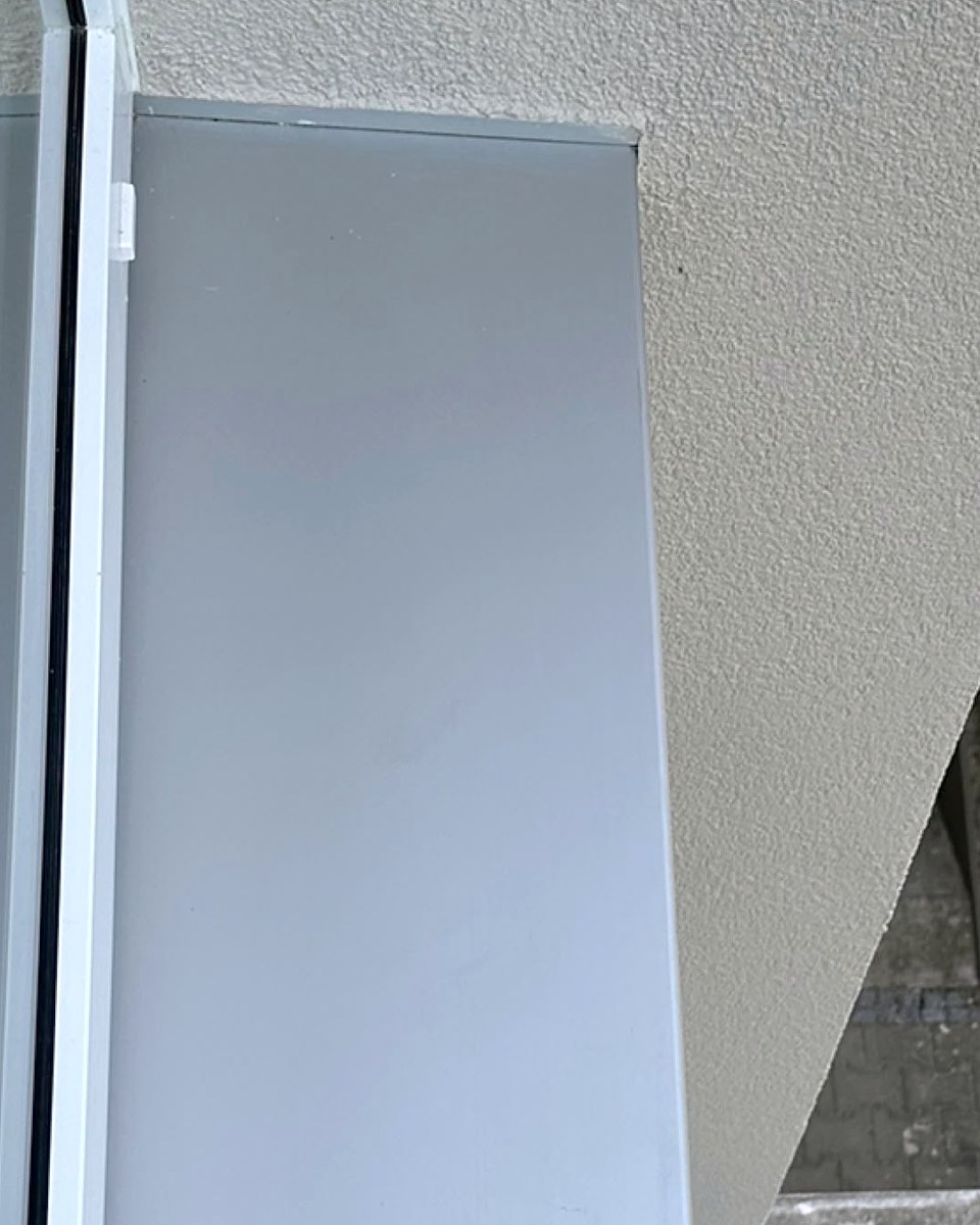 Nachher: Außenfensterbank aus Aluminium, vorher mit Flecken und Krümeln, nachher sauber.