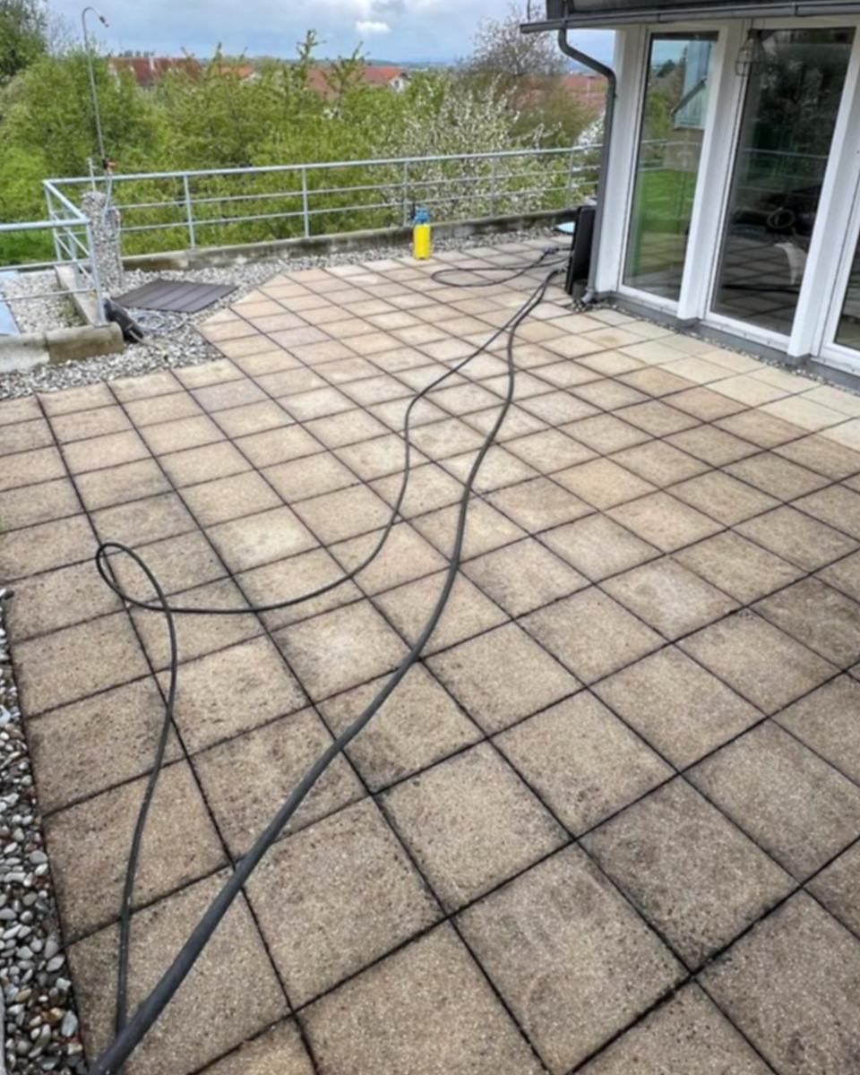 Vorher: Terrasse mit Betonplatten, vor der Reinigung vergraut und fleckig, danach hell und sauber.